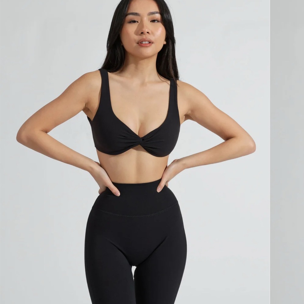 Buffbunny Twisted Sports Bra Black. Size S. NWT
